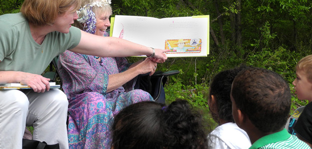Storyteller Suz Robinson reading to a crowd of kids at Day of the Book
